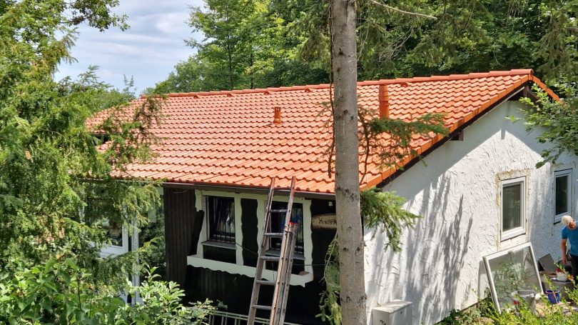 Ein Haus mit rotem Ziegeldach, versiegelt und gereinigt 