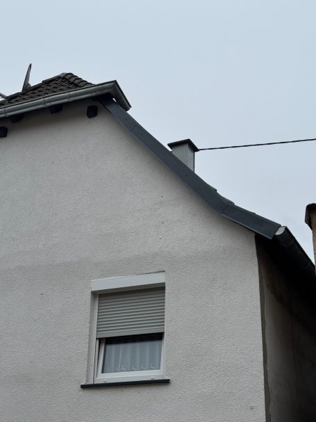 Dachrinne erneuert, Ortblech montiert, Regenrinne, Dachrinnensanierung, Wasserableitung, Wetterschutz, langlebig, Dachschutz, Zinkblech.