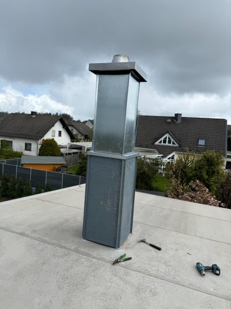 Dachabdeckung, Witterungsschutz, langlebig, Metallabdeckung, Zink, Kupfer, Schornsteinabdeckung, fachgerechte Montage, Rostschutz