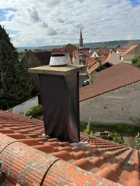 Schornstein auf einem Dach mit roten Ziegeln